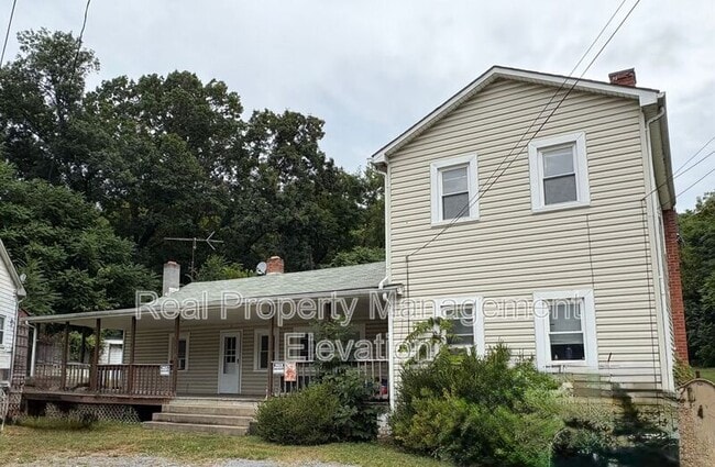 Primary Photo - 386 Round Hill Rd