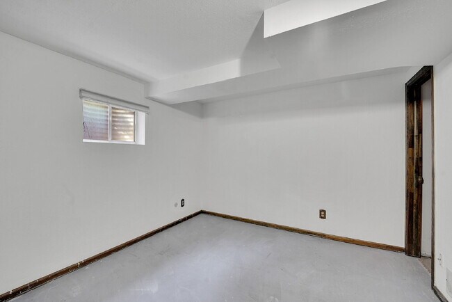 Building Photo - $2,795.00, 4-bed, 2.5-bath located in West...