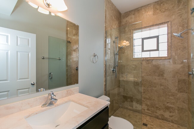 Building Photo - 2005 N Hoyne Ave