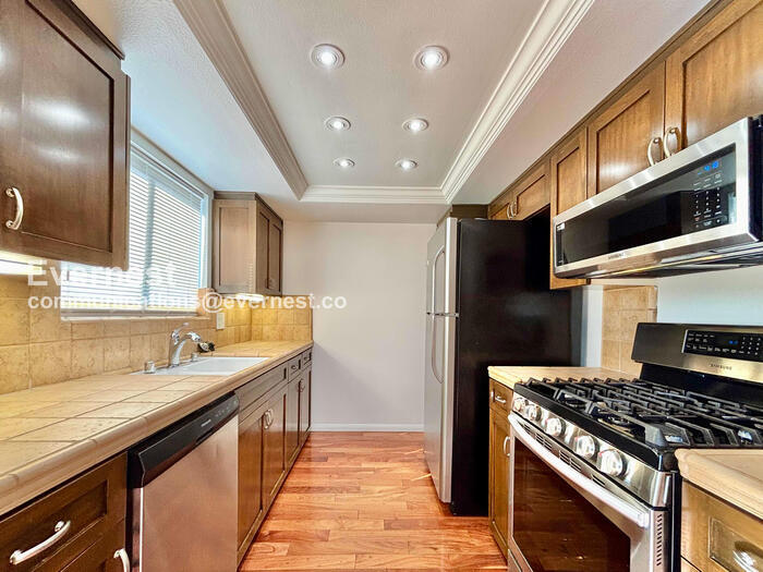 Building Photo - 4455 Rockland Pl