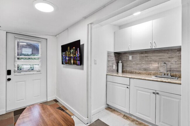 Building Photo - 2610 SW 31st Ave