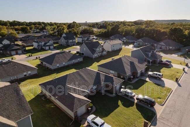 Building Photo - 977 Hamilton Falls