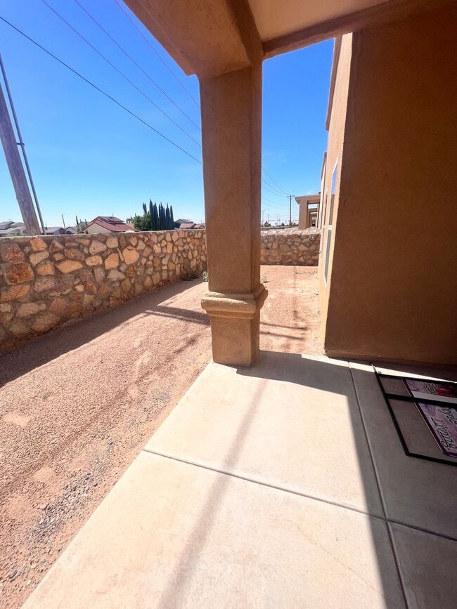 Building Photo - GORGEOUS EASTSIDE HOME OPEN HOUSE FRIDAY 0...