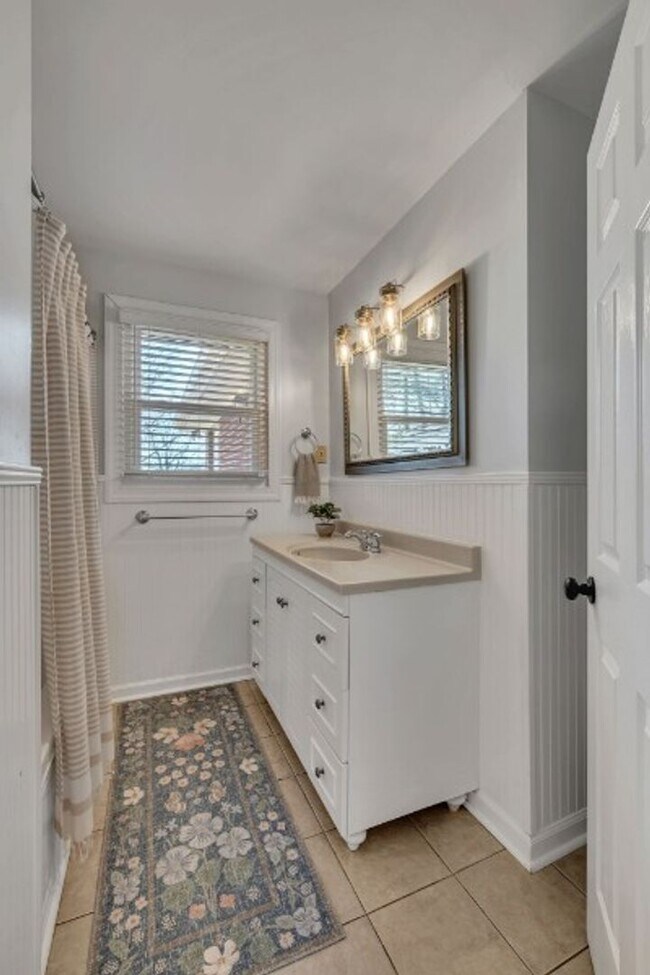 Building Photo - Renovated Ranch, Fenced Yard, Separate Studio