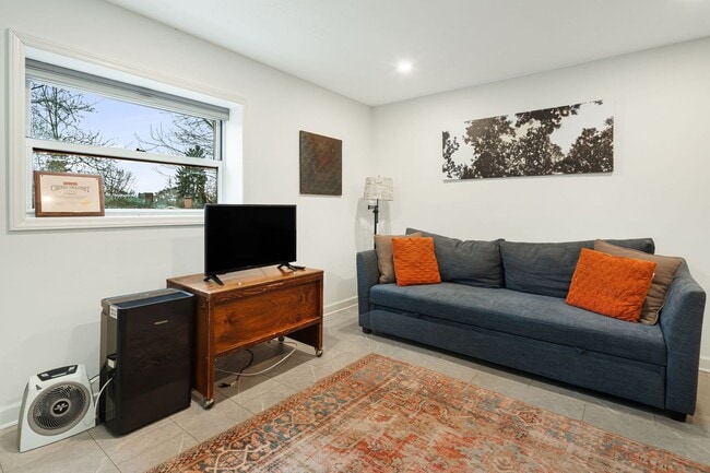 Building Photo - Longview Road