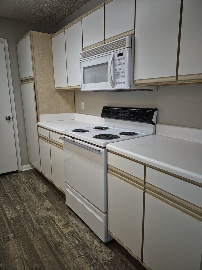 Building Photo - 2092 S Sherwood Dr