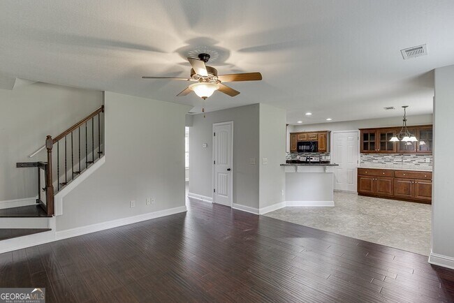 Building Photo - 323 Deer Run Dr