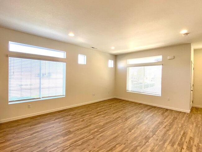 Building Photo - Beautifully built townhome in Banning Lewi...