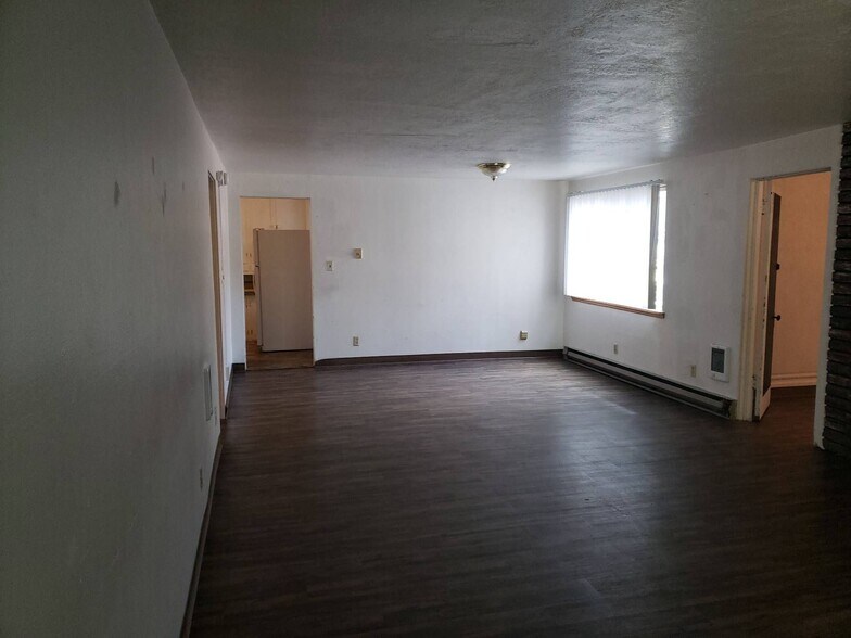 Building Photo - 620 NE Maple St
