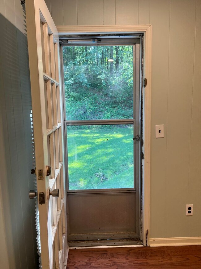 Building Photo - 3 bedroom 2 bathroom single level home in ...