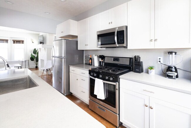 Building Photo - 1501 E 105th St