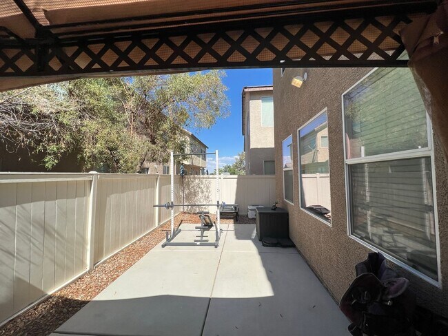 Building Photo - ABSOLUTELY AMAZING! Large 4 bedroom 2 stor...