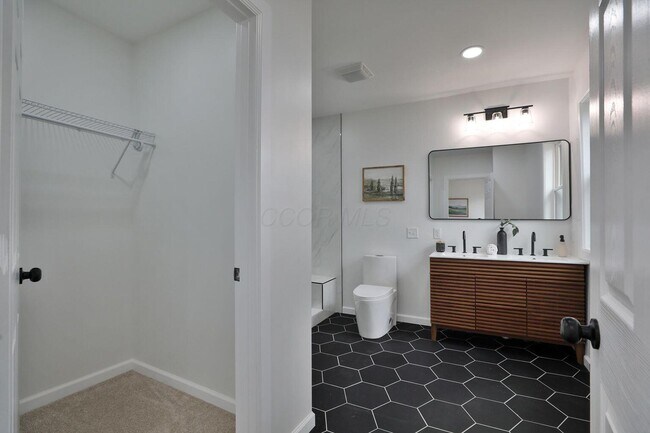 Building Photo - 423 Stoddart Ave