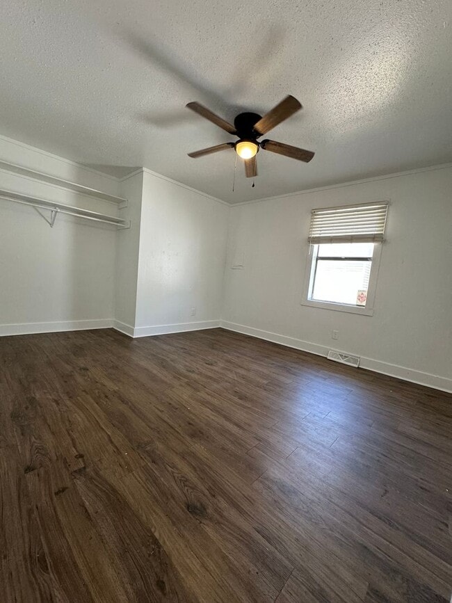 Building Photo - 2 bedroom 1 bath duplex