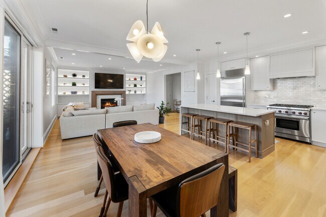 Building Photo - 736 W Melrose St