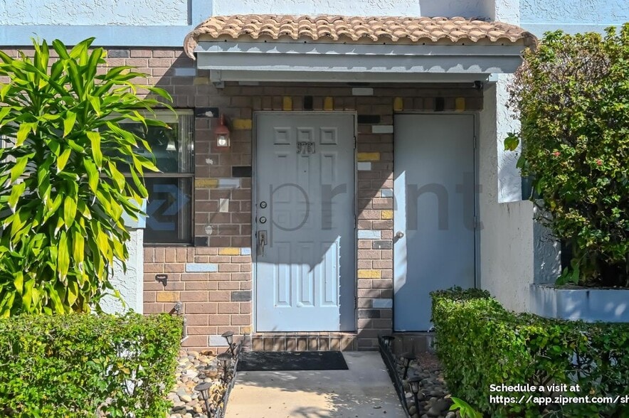 Building Photo - 9761 Riverside Dr