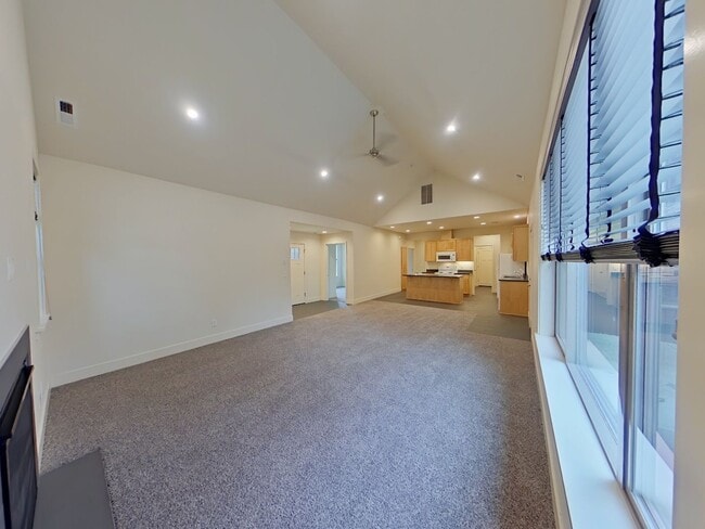 Building Photo - Newer Duplex Near Autzen Stadium - 3Bed/2Bath Home!