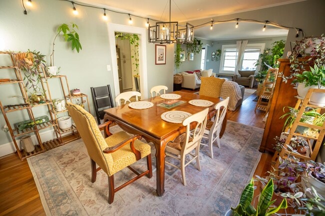 Building Photo - Central AVL - Beautifully Kept Older Home ...