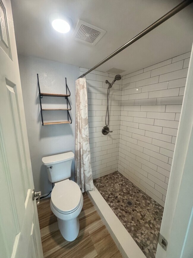 Building Photo - 3607 Edgewater Dr