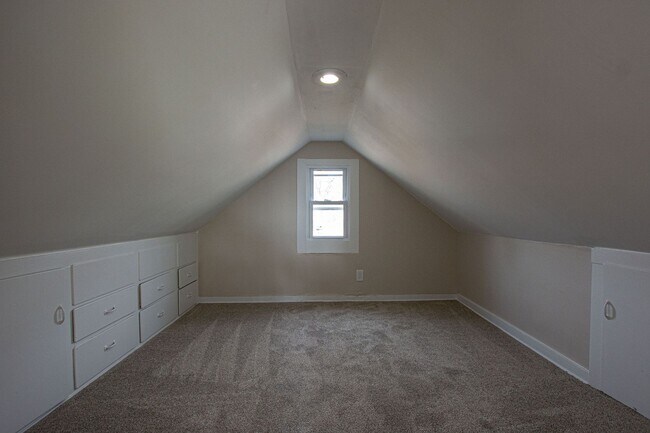 Building Photo - Super Cool and Unique 4 Bedroom / 1 Bath Home in Bellevue near Offut!