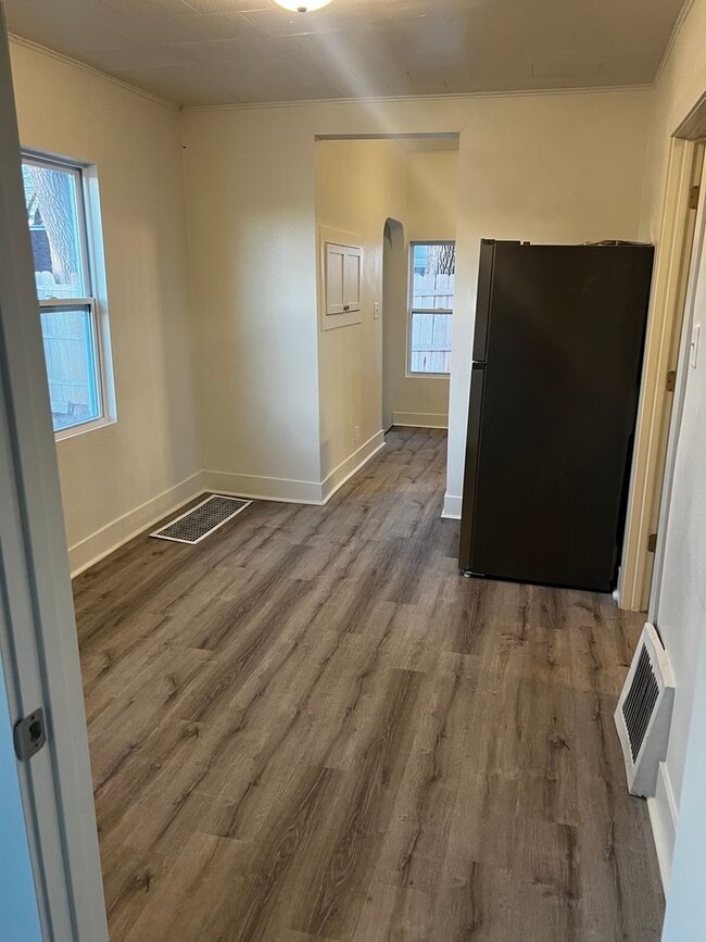 Building Photo - $950 Deposit $950 Rent