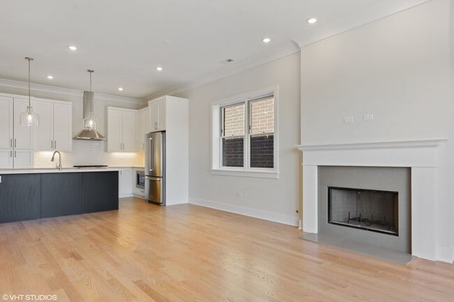 Building Photo - Pet Friendly 3 Bed 2 Bath Condo Quality in Roscoe Village