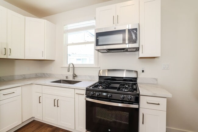 Building Photo - Beautifully Renovated Berkeley Unit!