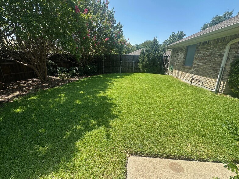 Building Photo - 7010 Claybrook Dr