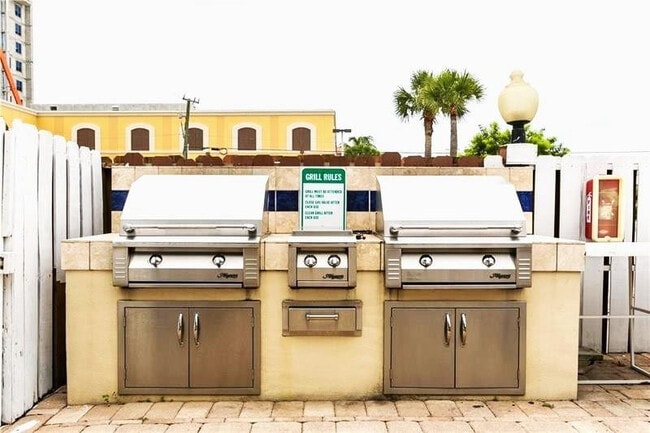 Building Photo - 2555 NE 11th St