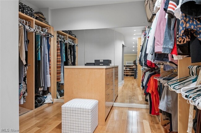 Building Photo - 701 W Lakeside Ave