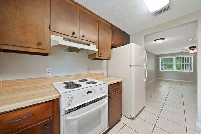 Building Photo - Now available in Lynn Haven, great location