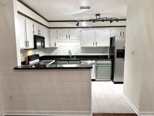 Building Photo - LIVE IN THE HEART OF FOREST ACRES