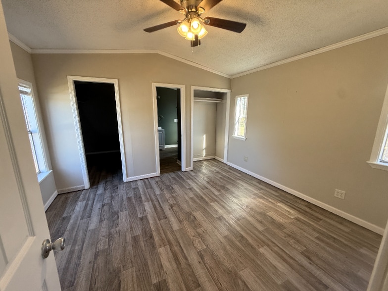 Building Photo - 80 Redwood Ln