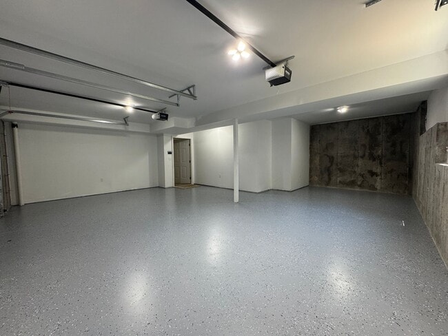 Building Photo - Gorgeous 5 Bedroom, 3 Bathroom two Level H...