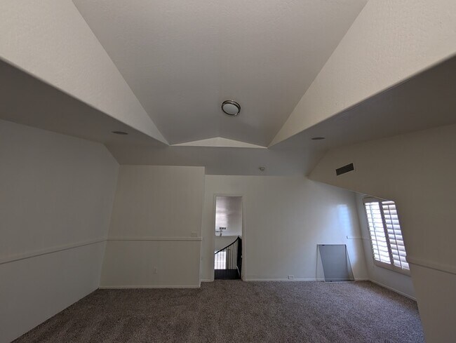 Building Photo - Tramonto Townhome - Tri-level