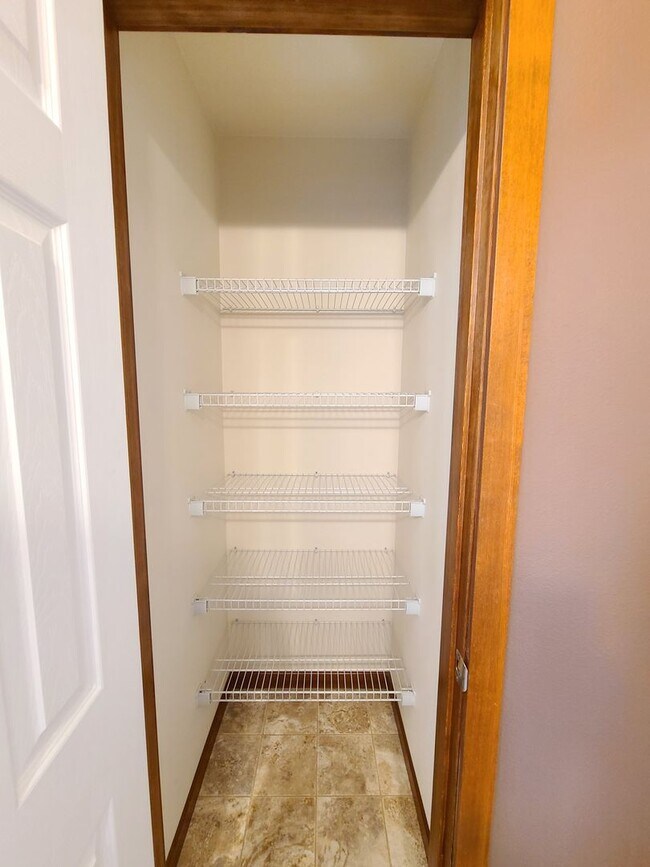 Building Photo - $2,200 -  3 Bed / 2.5 Bath Beautiful Spokane Valley House