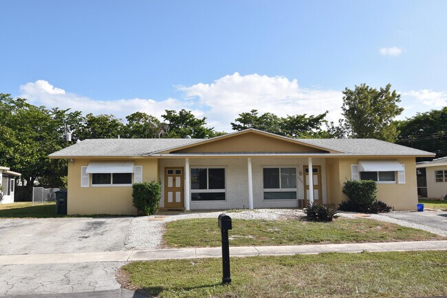 Primary Photo - 2260 NE 5th Ave