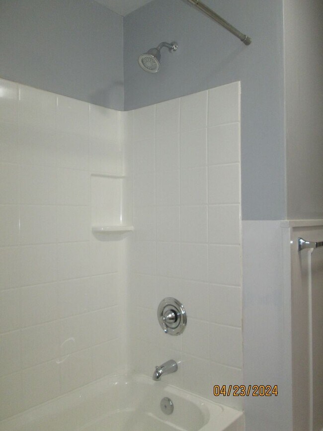 Building Photo - HOUSE -- 3 bedrooms, 2 bathrooms, Garage