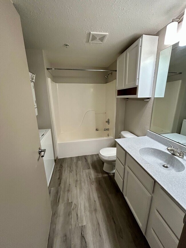 Building Photo - Spacious Downtown 3 bedroom with updates. ...