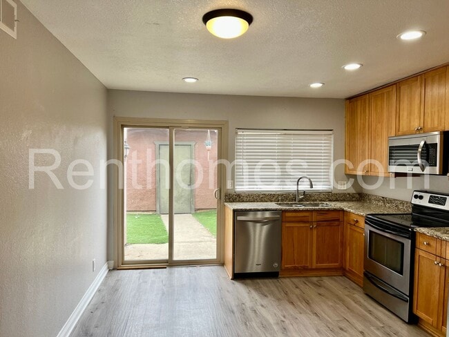 Building Photo - Escondido, 1463-E N Broadway, Wood Floors,...