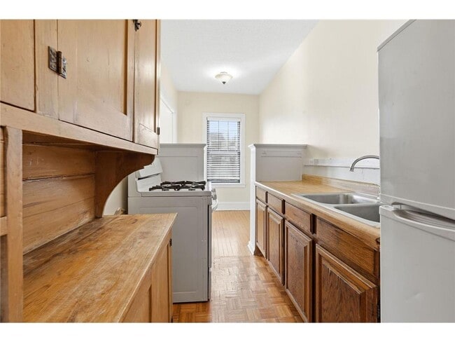 Building Photo - 220 E 19th St