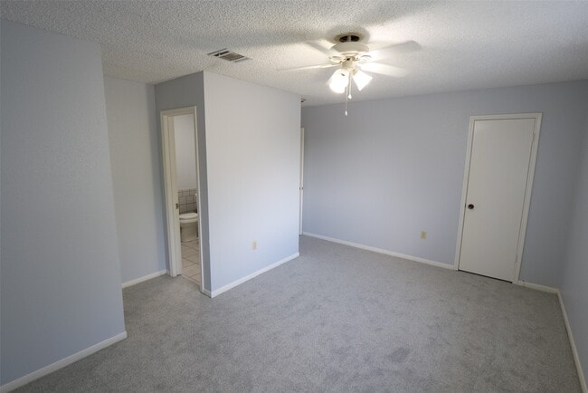 Building Photo - 19403 Long Lake Dr