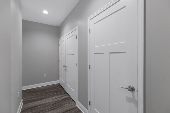 Building Photo - Stunning 1 Bedroom Luxury Apartment with T...