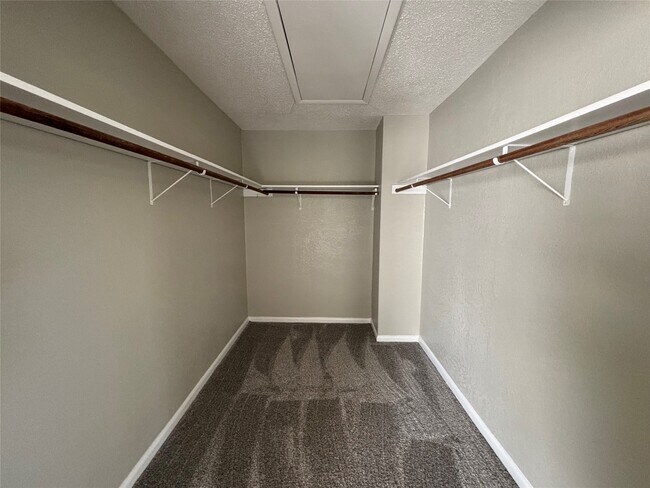 Building Photo - 3010 Jefferson Dr