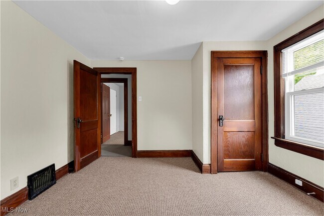 Building Photo - 617 Whitney Ave
