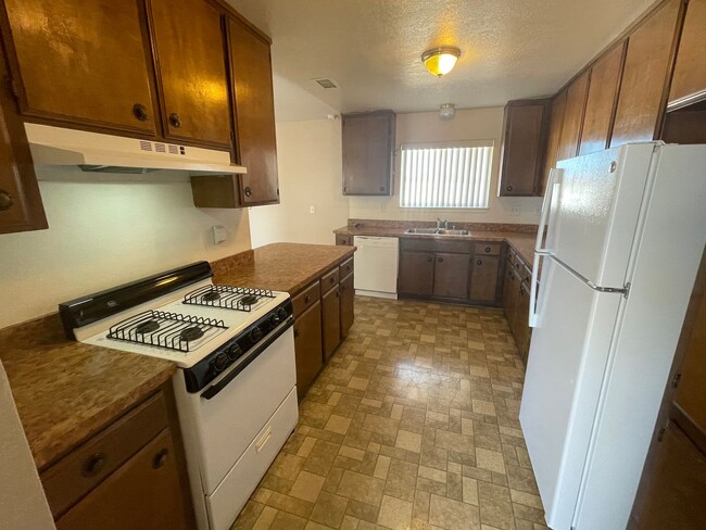 Building Photo - Apple Valley-Cute Starter Home- 2 Bedrooms...