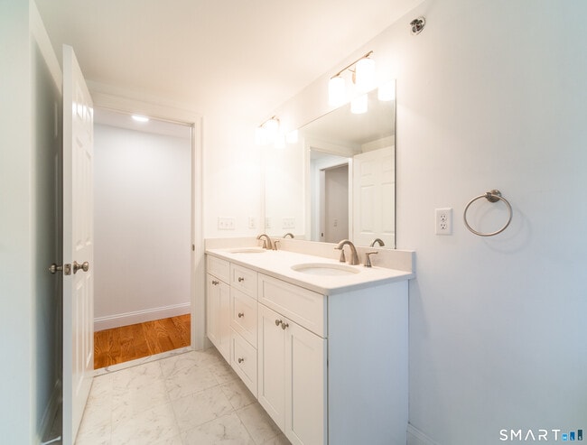 Building Photo - 1154 Poquonnock Rd