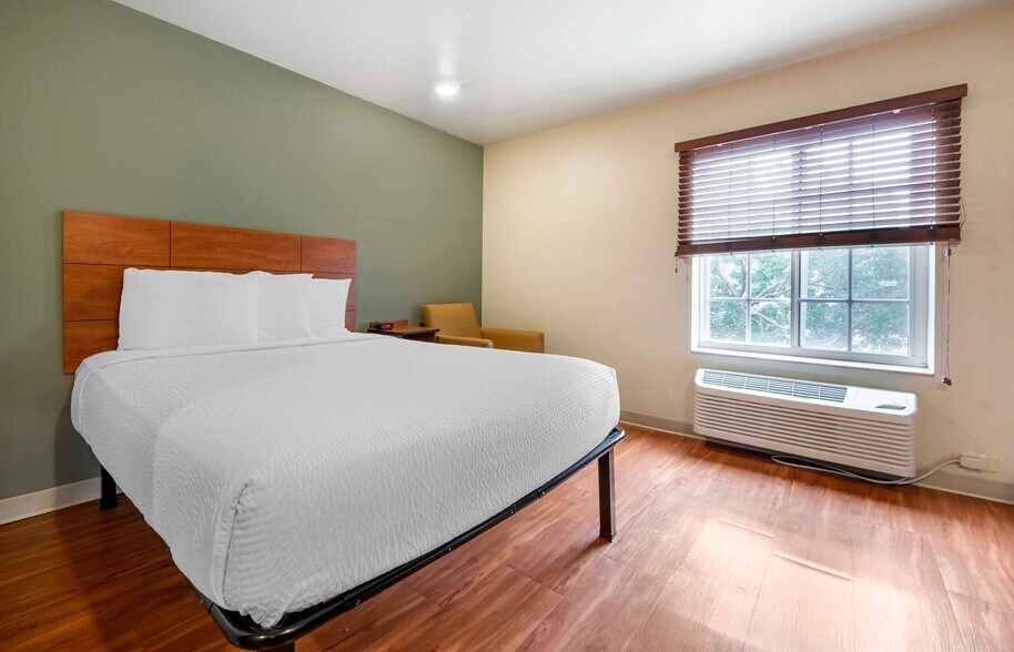 Building Photo - Furnished Studio-Lake Worth