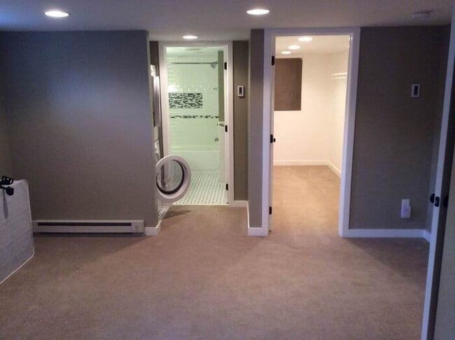 Building Photo - ***MOVE IN SPECIAL*** 2 WEEKS FREE Beautifully Remodeled 1 Bedroom / 1 Bath Unit in the Heart of ...