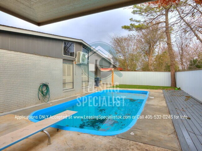 Building Photo - Warr Acres 3 Bed 2 Bath Home with a Pool!!